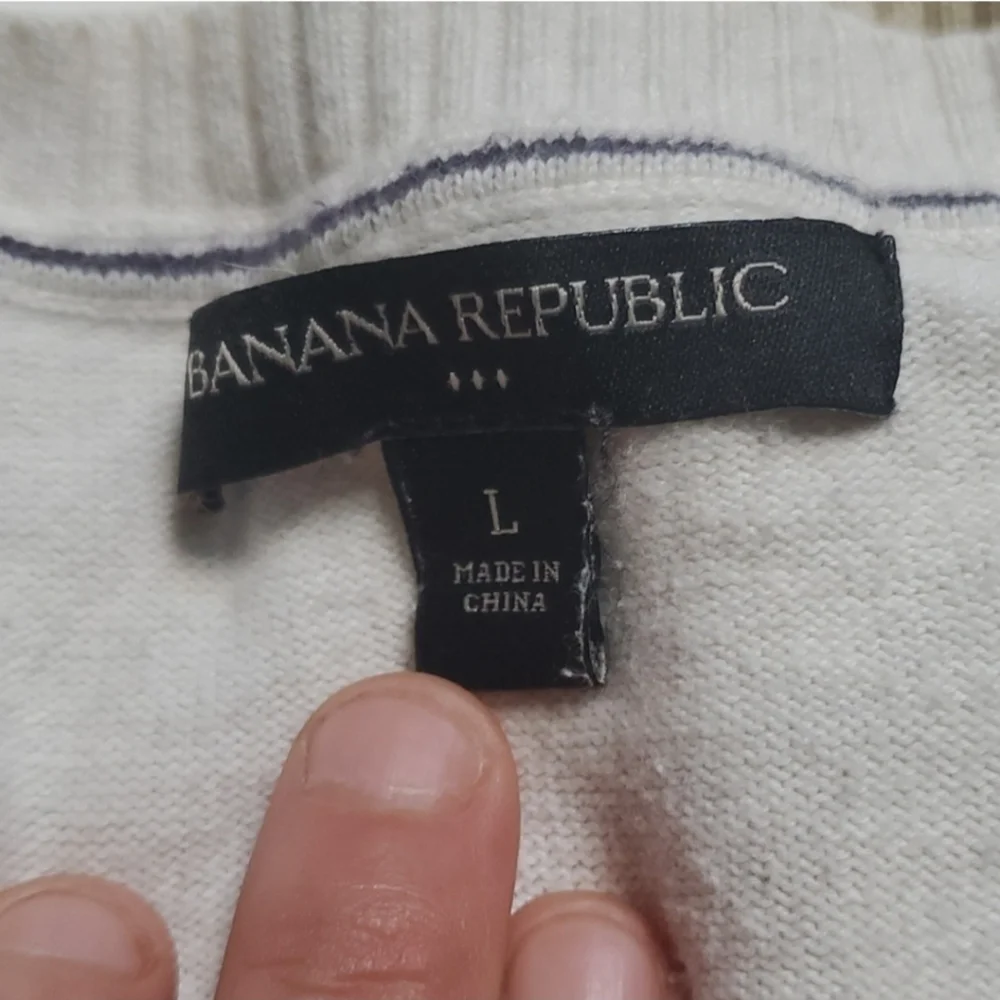 Banana Republic Cream Light Weight V Kneck Sweater-L